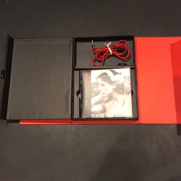 Beats Solo HD generation 1 wired headphones - Picture 4 of 8